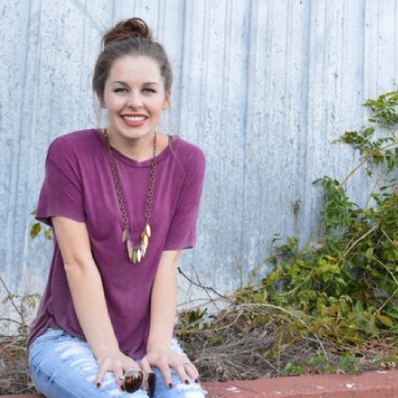 AE Split Back Tee - Picture 2 of 3